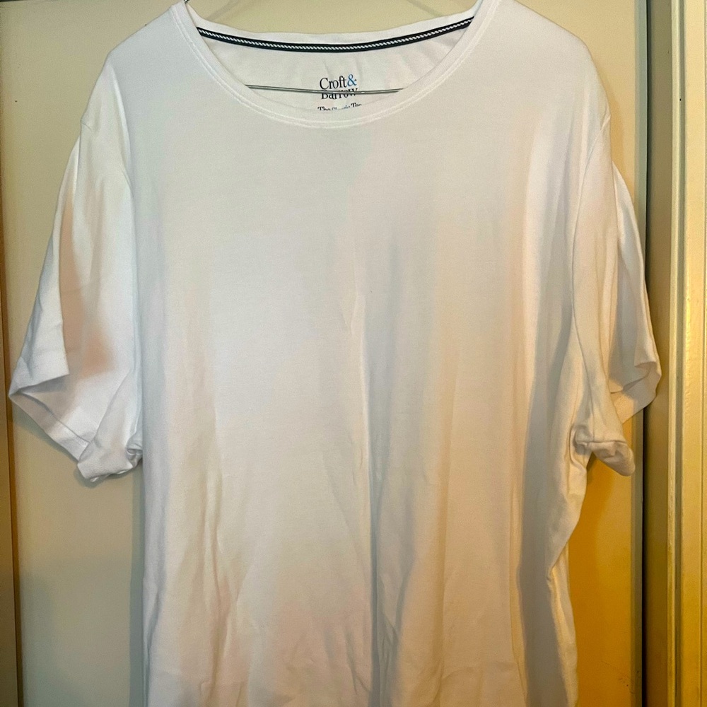 White crew neck tee